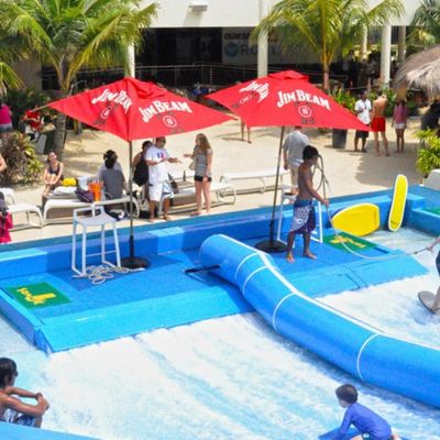 Máy tập lướt sóng OEM Flowrider với máy bơm nước 65kw và PVC mềm dai cho công viên nước 15.3m*9.3m