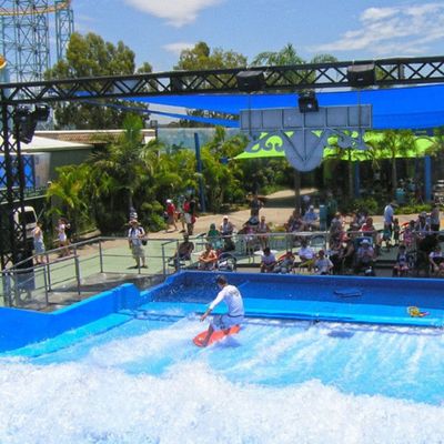 Máy tập lướt sóng OEM Flowrider với máy bơm nước 65kw và PVC mềm dai cho công viên nước 15.3m*9.3m