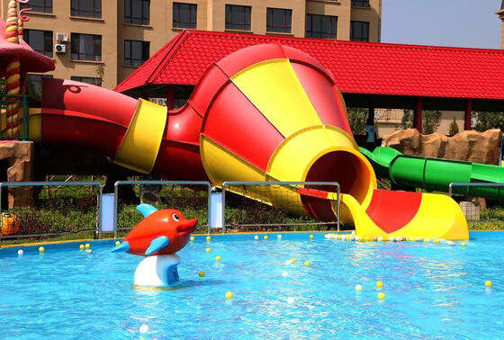 Dấu chân nhỏ nhỏ Tornado Water Slide với bạt đôi và Gelcoat chống tia UV cho gia đình vui chơi