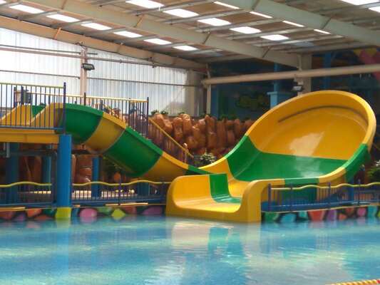 Trẻ em U-Turn Water Slide với dấu chân nhỏ gọn và Bến thuyền đôi cho gia đình vui vẻ