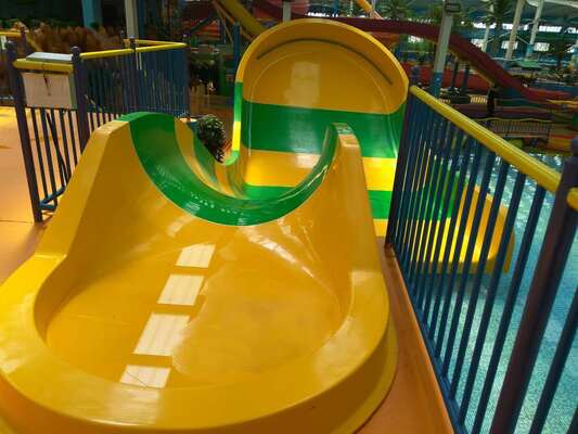 Trẻ em U-Turn Water Slide với dấu chân nhỏ gọn và Bến thuyền đôi cho gia đình vui vẻ
