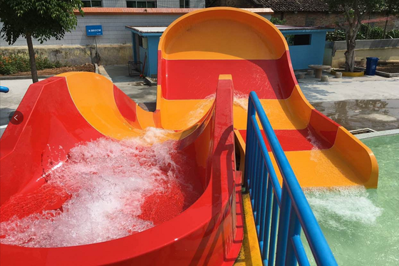 Trẻ em U-Turn Water Slide với dấu chân nhỏ gọn và Bến thuyền đôi cho gia đình vui vẻ