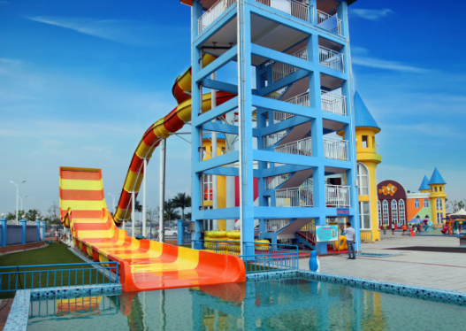 Cầu trượt nước hình chữ U cho 2 người với đường trượt tường 13m, sức chứa 480 người/giờ và diện tích nhỏ gọn 21x58m