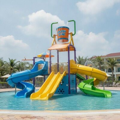 Sân chơi nước bằng sợi thủy tinh cho trẻ em với 3 cầu trượt, sàn và xô lật cho hoạt động giải trí dưới nước của trẻ em