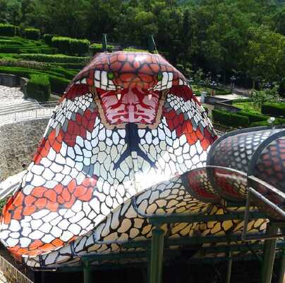 Cầu trượt nước King Cobra bằng sợi thủy tinh với chiều cao sàn 16,4m, sức chứa 480 người và kết cấu thép mạ kẽm nhúng nóng