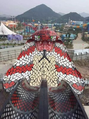 Cầu trượt nước King Cobra bằng sợi thủy tinh với chiều cao sàn 16,4m, sức chứa 480 người và kết cấu thép mạ kẽm nhúng nóng