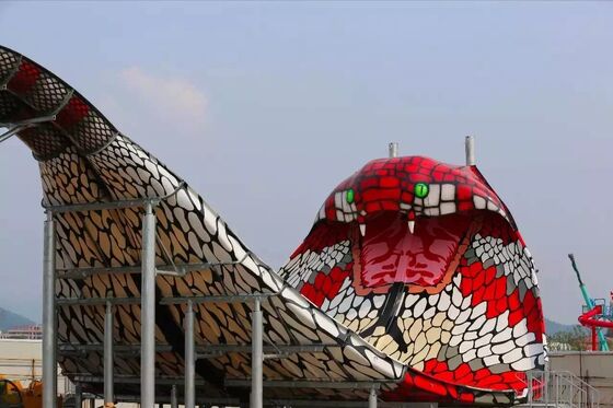 Cầu trượt nước King Cobra bằng sợi thủy tinh với chiều cao sàn 16,4m, sức chứa 480 người và kết cấu thép mạ kẽm nhúng nóng