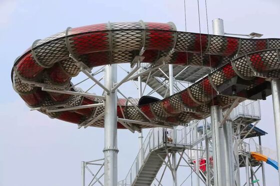 Cầu trượt nước King Cobra bằng sợi thủy tinh với chiều cao sàn 16,4m, sức chứa 480 người và kết cấu thép mạ kẽm nhúng nóng
