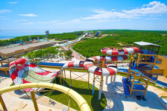 Cầu trượt nước King Cobra bằng sợi thủy tinh với chiều cao sàn 16,4m, sức chứa 480 người và kết cấu thép mạ kẽm nhúng nóng