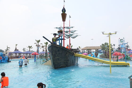 Khu vui chơi nước Tàu Cướp biển với máng trượt sợi thủy tinh thủ công và kết cấu thép mạ kẽm nhúng nóng cho hỗ trợ trọn gói