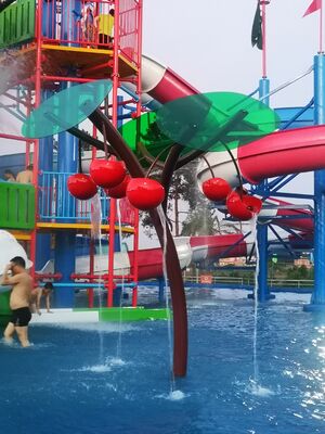 Thiết bị vui chơi dưới nước cho trẻ em với kết cấu thép mạ kẽm nhúng nóng, máng sợi thủy tinh chống ăn mòn và thiết kế an toàn khi nước nông
