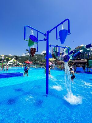 Thiết bị vui chơi dưới nước cho trẻ em với kết cấu thép mạ kẽm nhúng nóng, máng sợi thủy tinh chống ăn mòn và thiết kế an toàn khi nước nông