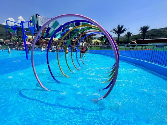Thiết bị vui chơi dưới nước cho trẻ em với kết cấu thép mạ kẽm nhúng nóng, máng sợi thủy tinh chống ăn mòn và thiết kế an toàn khi nước nông