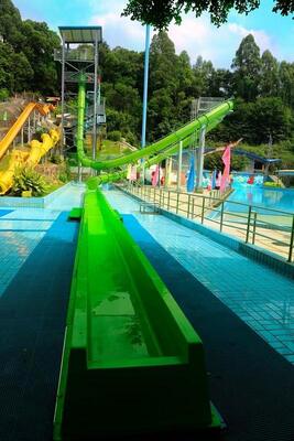 Loop Water Slide với chiều cao nền tảng 16m, dung lượng 120 người, và cấu trúc thép galvanized nóng